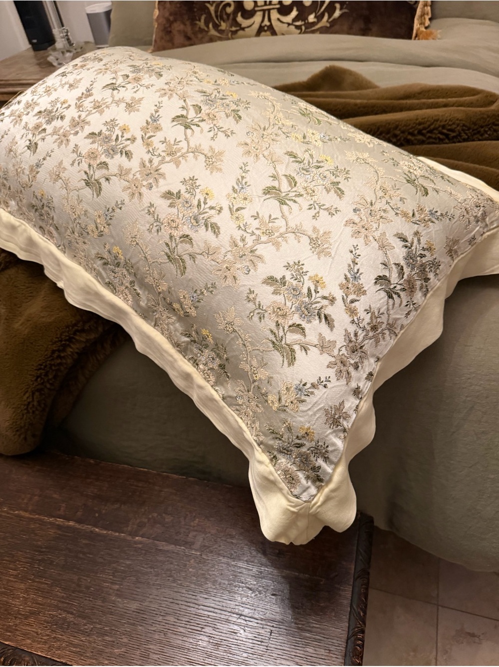 BELLA NOTTE RARE Pair of VTG KING Jacquard embroidered floral shams only